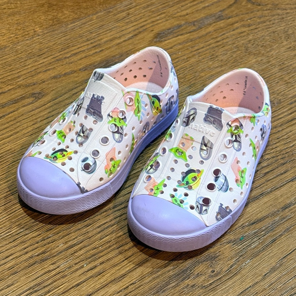 Native Star Wars Kids Jefferson Sneakers in Pink with Lavender. Size C7